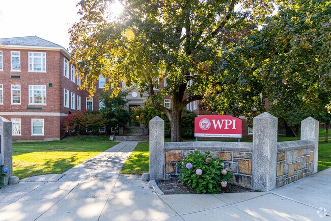 Worcester Polytechnic Institute’s main campus is close to Indian Lake East.