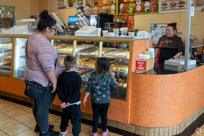Family picks out their favorite donuts at Angel's Donuts on Panama.