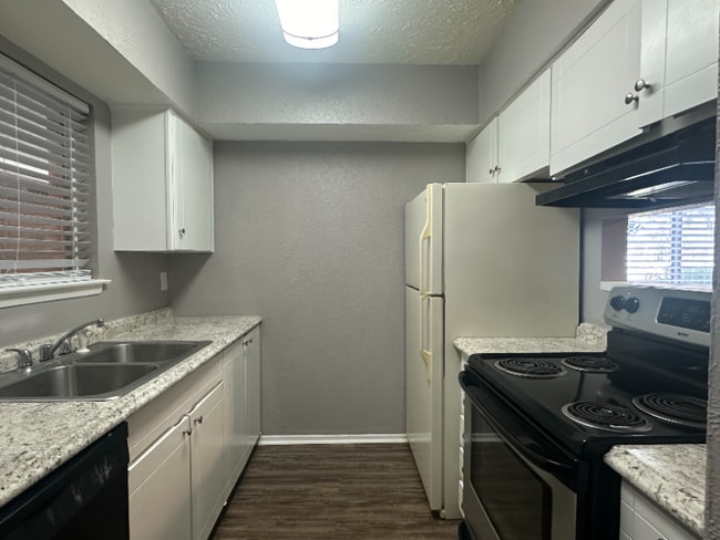 2114 E Marshall Ave unit 112, Longview, TX 75601 - photo 2