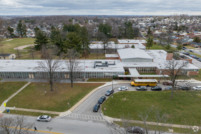 Johnnycake Elementary is rated C+ by Niche and has 527 students in PK-5th, with a 14:1 ratio.