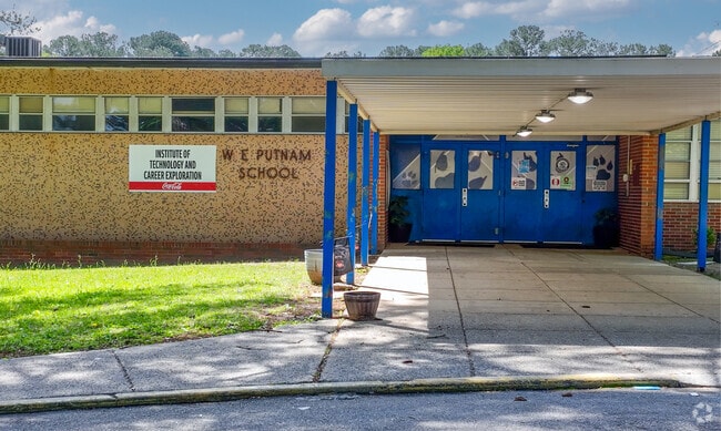 Putnam Middle school is an I Institute of Technology and Career Exploration for your children.