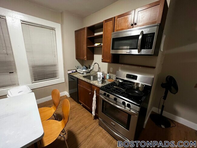 6-8 Sunset St unit 3, Roxbury Crossing, MA 02120 - photo 3