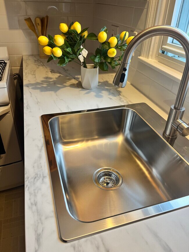 52 Gould Dr unit Furnished apartment, East Hartford, CT 06118 - photo 6