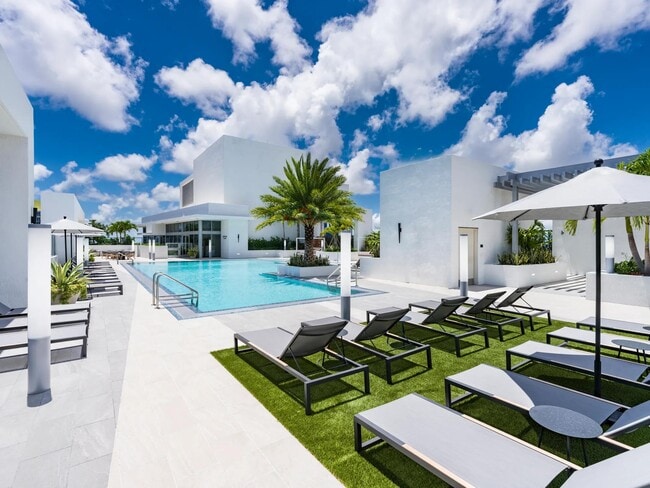 Soak up the Miami sun by Modera Riverside’s resort-style rooftop pool and lounge deck.