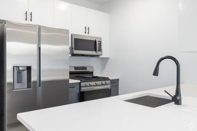 1BR, 1BA 745SF Kitchen