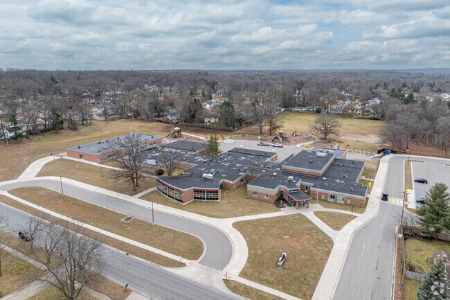 Glenwood Elementary School, campus.