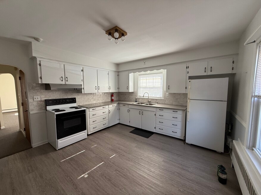 207 Front St unit 2nd HEAT INCLUDED, Lincoln, RI 02865 - photo 1