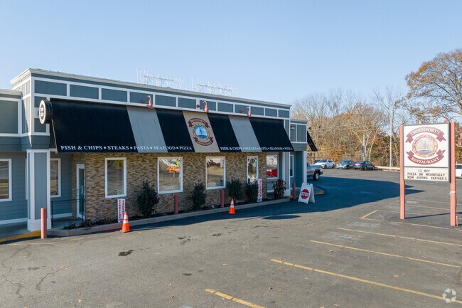 Enjoy wings, seafood, and steaks at Davenports, a relaxed bar and grill in Berkeley, Rhode Island.