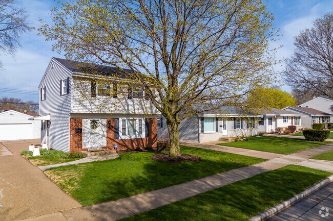Various architectural styles of homes are found in the Alcott Park neighborhood.