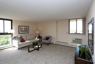 3909 N Murray Ave, Shorewood, WI 53211