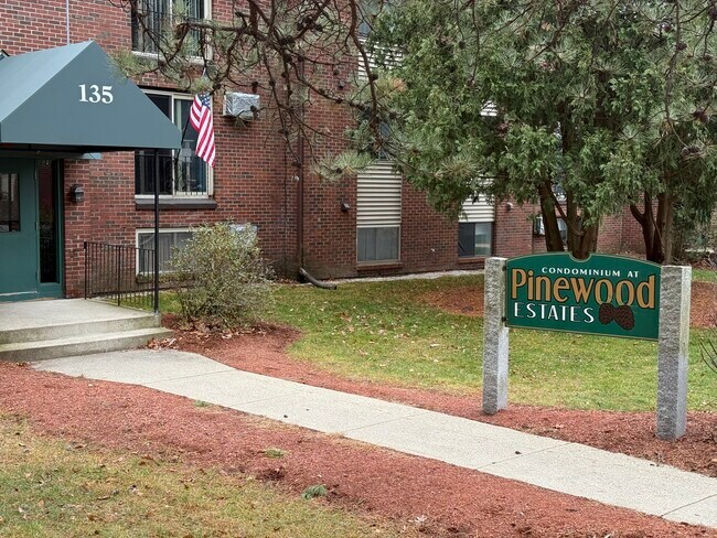 131 English Village Rd unit 202, Manchester, NH 03102 - photo 2