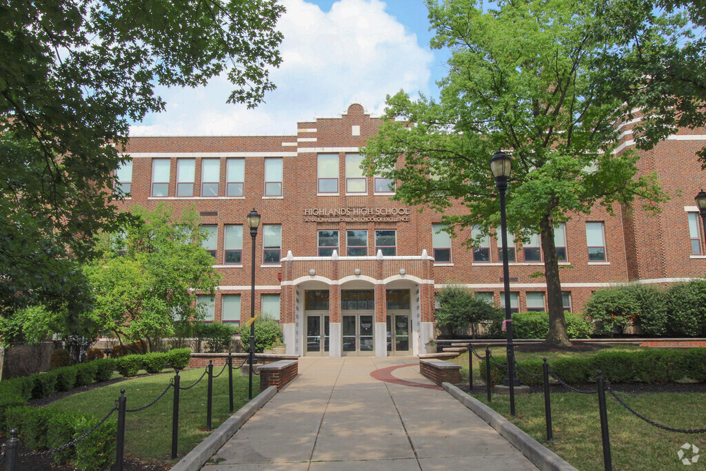 Highlands High School front entrance in Campbell County.