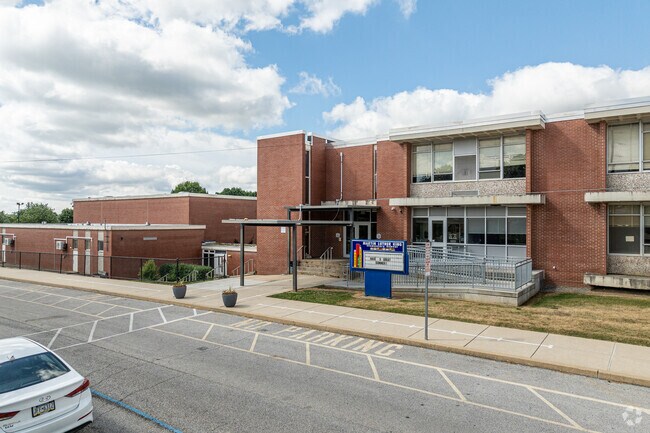 King Elementary School has 389 students in grades PK, K-5.