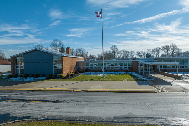 Royalview Elementary has received an overall grade of B- from Niche.