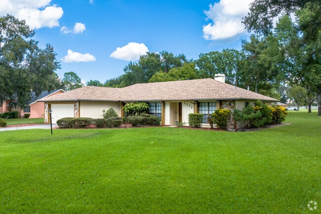 This midsized ranch-style house in Haines City is located near downtown.