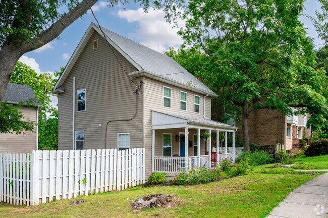 A few single-family homes, often colonial or farmhouse style, can be found in Benning.