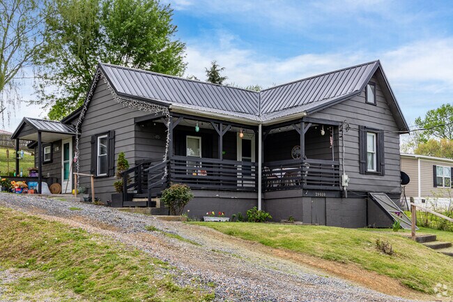 You can find the occasional Cottage in Meadowview.