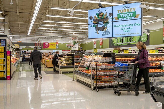 Festival Foods is a popular grocery option near Putnam Heights.