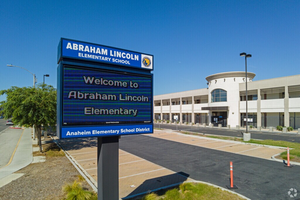 Abraham Lincoln Elementary School serves students from kindergarten through sixth grade.