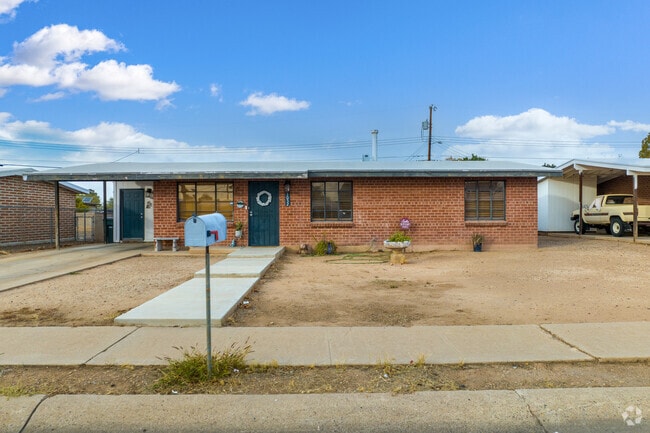 One story ranch style home in Tucson, Arizona
