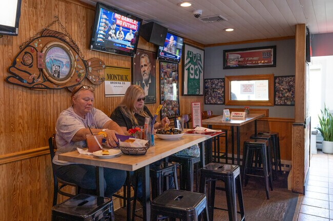 Popei's Clam Bar gets a great crowd any day of the week for their seafood specials.