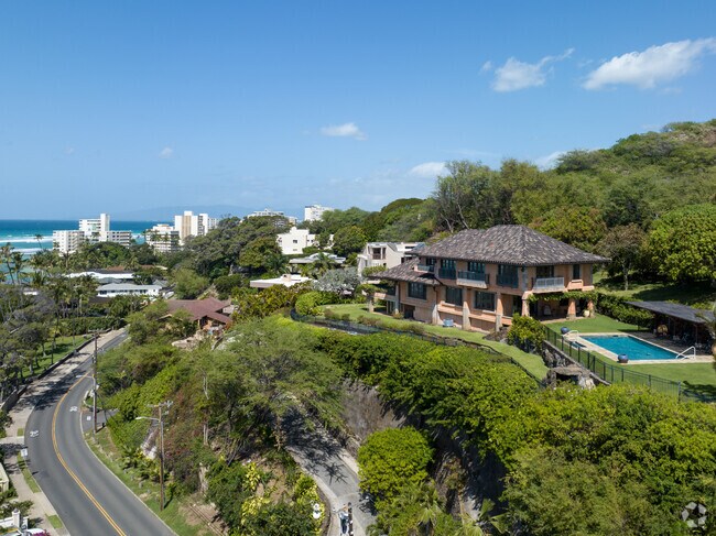 A luxurious home in Diamond Head-Kapahulu-St Louis overlooks the ocean.