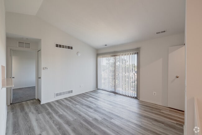 2BR, 2BA - 1,020SF - Living Room