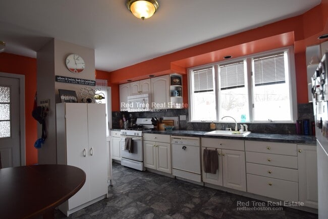 416 Baker St, West Roxbury, MA 02132 - photo 6