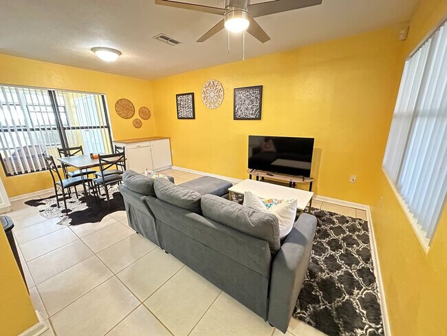 737 SE 4th Ave unit ID1359109P, Gainesville, FL 32601 - photo 2