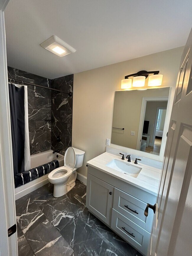 416 Pearl St unit 416 Pearl St 2 - Re, Burlington, VT 05401 - photo 4