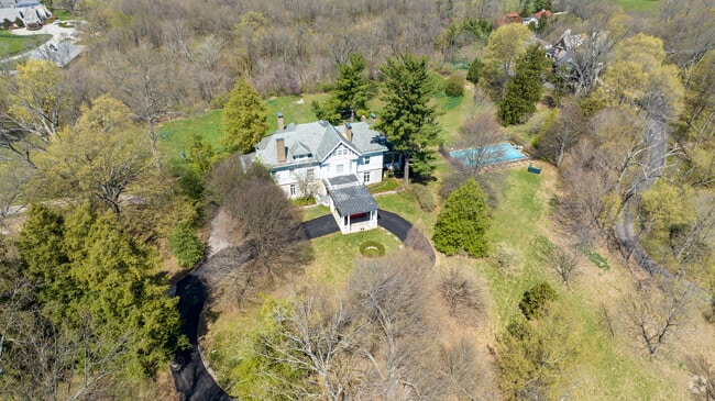 The home styles in Glenvew vary but Colonial Revivals tend to be popular