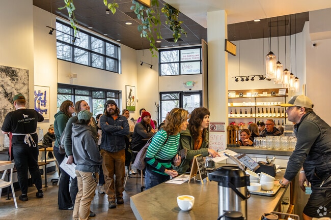 Cafe Rowan serves avocado toast, burritos & other locavore brunch options.