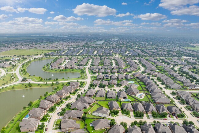 Shadow Creek Ranch offers many lakes and ponds throughout the neighborhood.