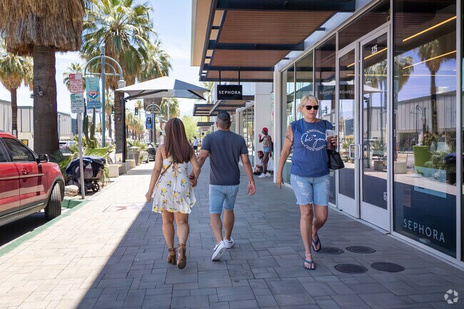 Downtown Palm Springs serves El Mirador residents for a wide spectrum of shopping options.