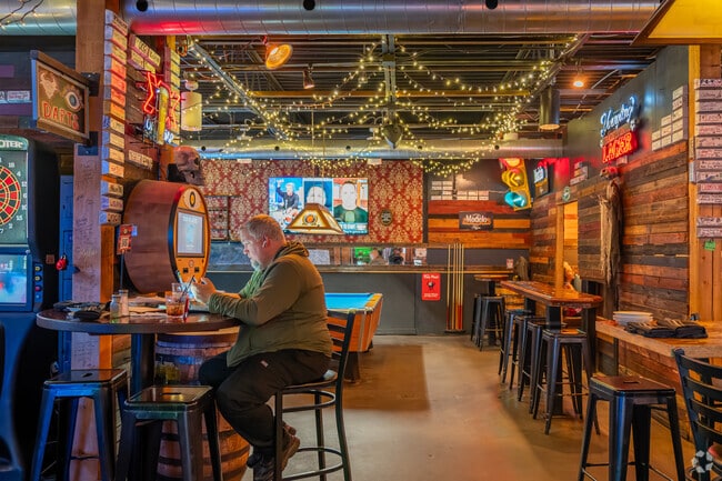 Hopscotch Kitchen & Bar near Macklanburg Park is a popular, charming American-style restaurant.