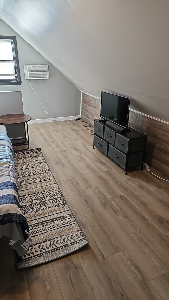 1136 Wilmington Ave unit 1 Top floor, Dayton, OH 45420 - photo 5