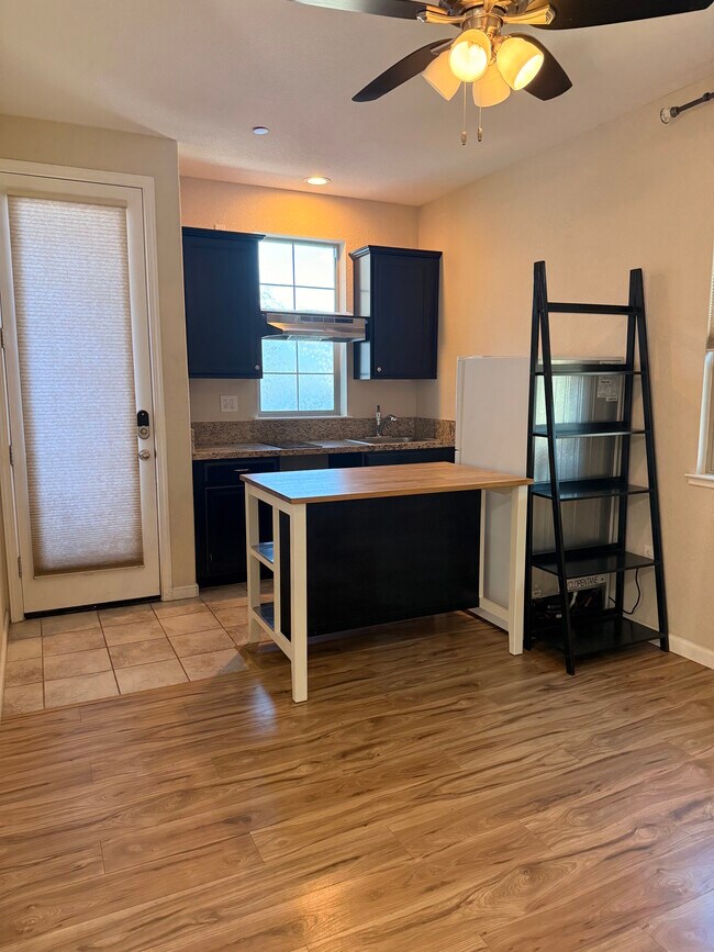 562 Sandy Shores Dr, Lathrop, CA 95330 - photo 4