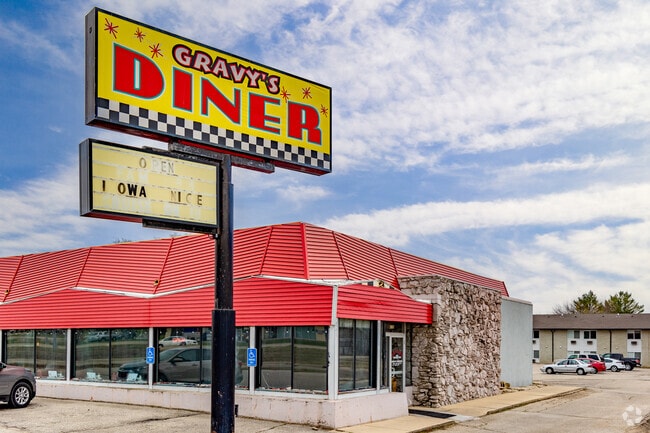 Classical American restaurants like Gravy's Diner are common in Alabar Hills.