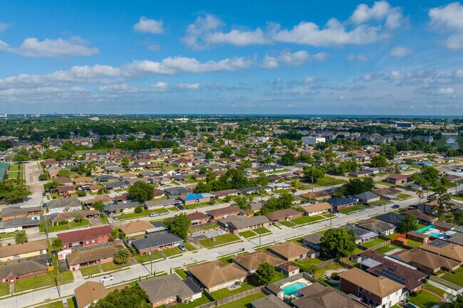 Read Boulevard East homes often sit close together with small yards.