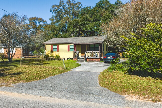 Simple Cottages are also common in Bell Aire.