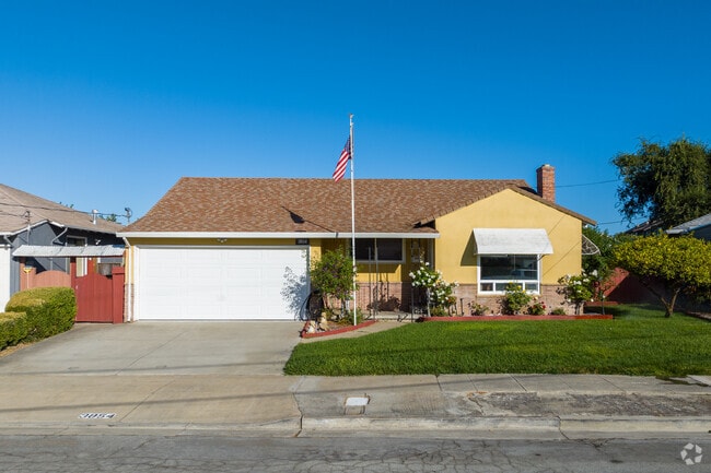 Ranch style homes are common in Floresta Gardens-Bradrick neighborhood.