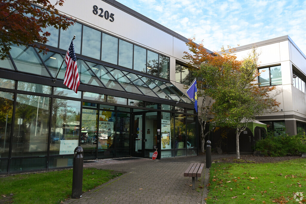 Arco Iris Spanish Immersion School provides education in the neighborhood of 
Greenway.