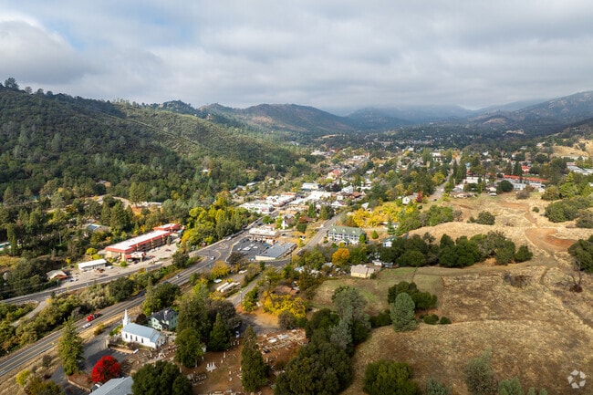The Sierra Nevada foothills frame Mariposa’s quiet neighborhoods.