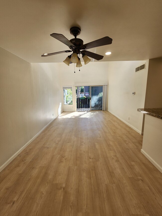 18645 Hatteras St unit 208, Tarzana, CA 91356 - photo 3