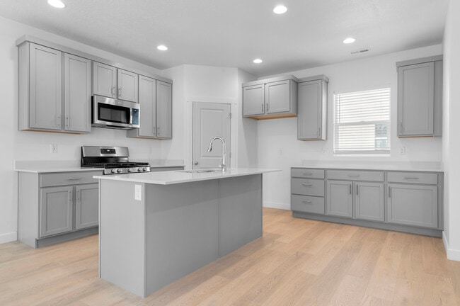 566 N Buffalo Grass Ln, Lindon, UT 84042 - photo 7