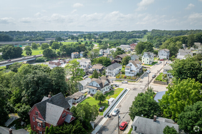 Riverside neighborhood's central location in CT is close to the bay and many attractions.