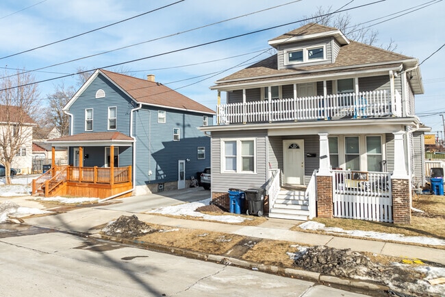 American Foursquare and bungalows are the most popular housing styles in the 19th Ward.