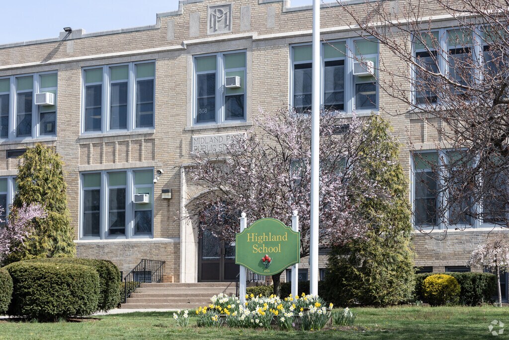 Highland Elementary School in Midland Park, NJ has many amenities for its students.