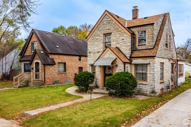 Cape Cod and ranch-style homes are the most popular in Lincoln Creek.
