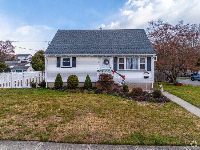 Cottages and Cape Cod style homes can be found around Ringwood.